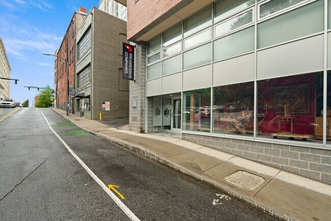 Building Photo - Comfortably-Modern Downtown Condo