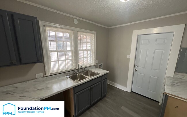 Foto del edificio - 790 S Pkwy E