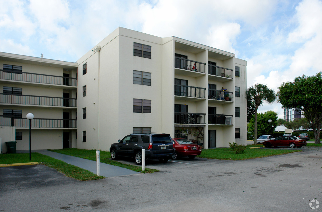 Primary Photo - Kendall Royale Apartments