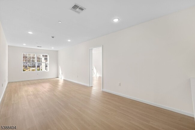 Building Photo - 70 Ridgedale Ave