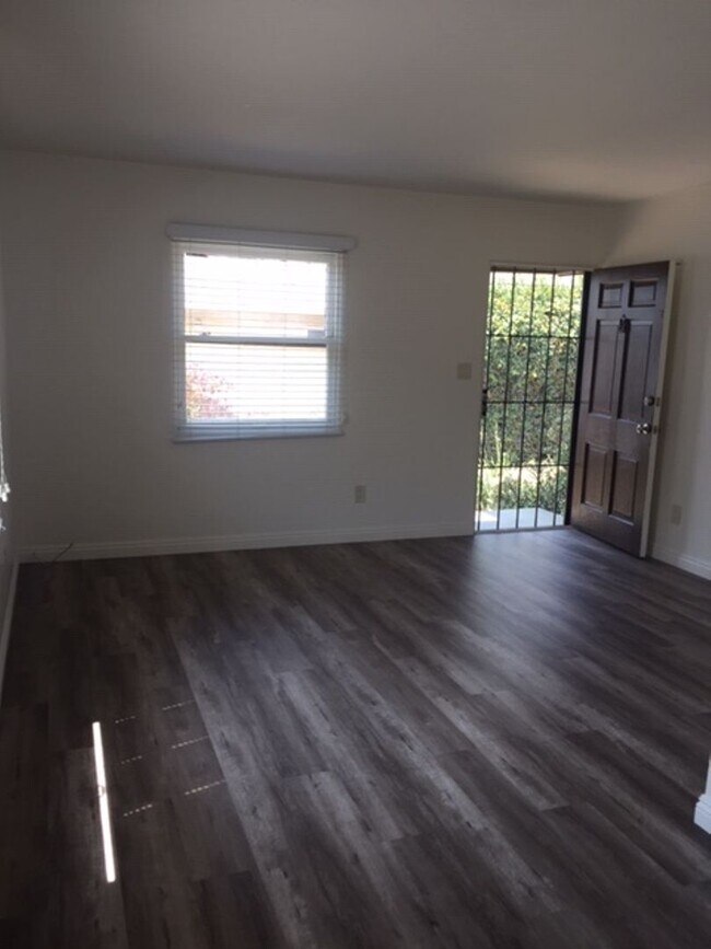 Foto del edificio - Fashion Valley West, USD -Charming Cottage...