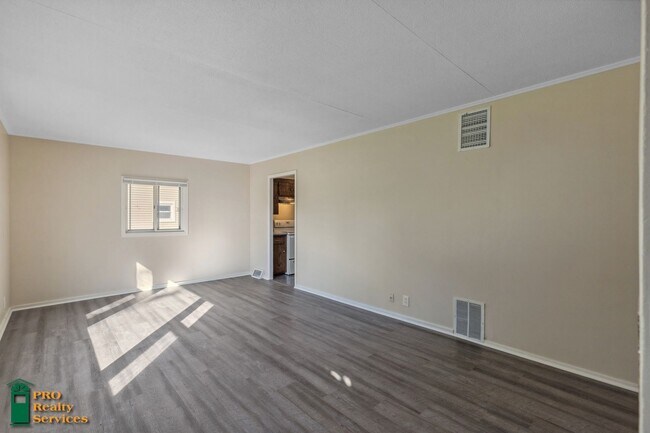 Building Photo - 3 Bedroom House in Bloomington