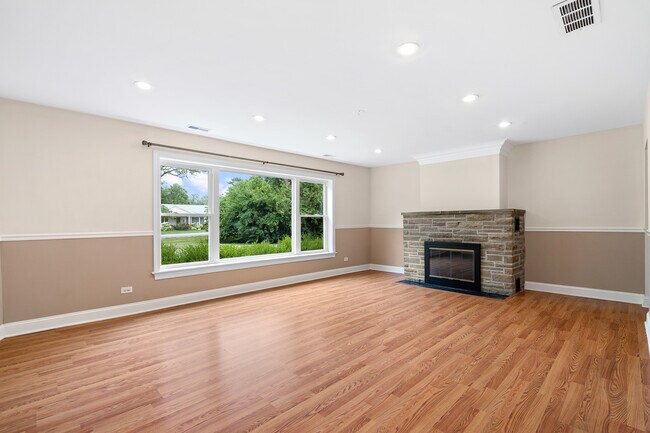 Building Photo - 629 W Edgewood Rd