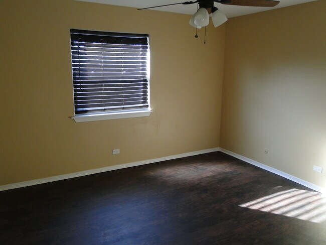 Building Photo - 1111 Elizabeth Ct