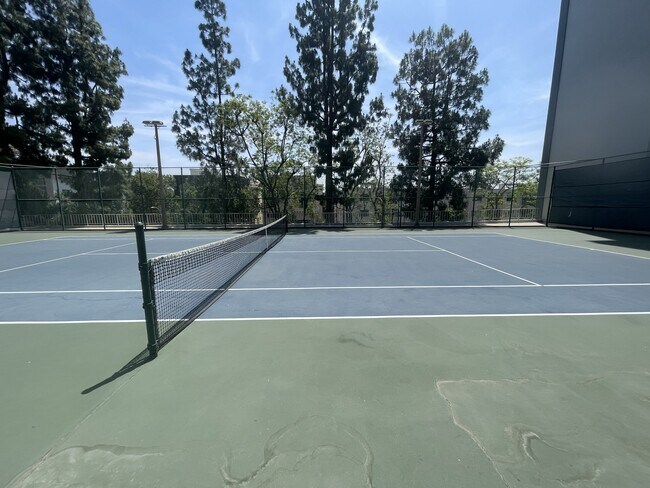 Foto del edificio - 100 S Doheny Dr
