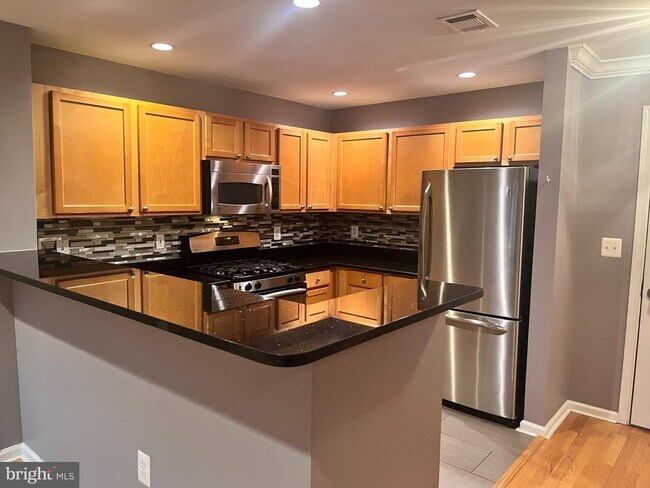 Building Photo - Beautiful two-bedroom, two-bath condo in t...