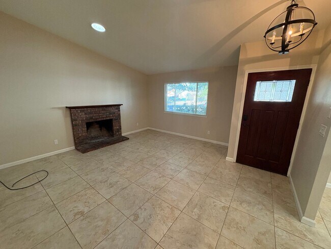 Foto del edificio - Cozy 3 Bed 2 Bath Home in La Riviera
