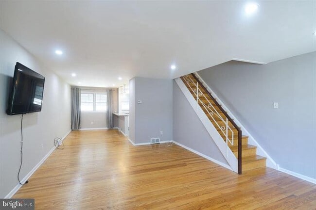 Building Photo - 5428 Vicaris St