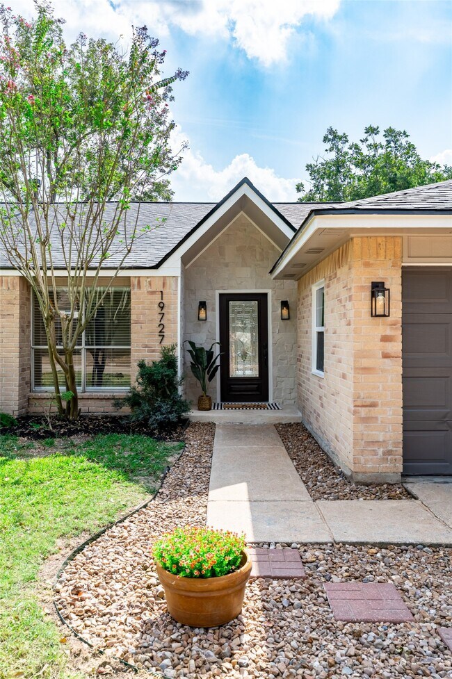 Building Photo - 19727 Redroot Dr