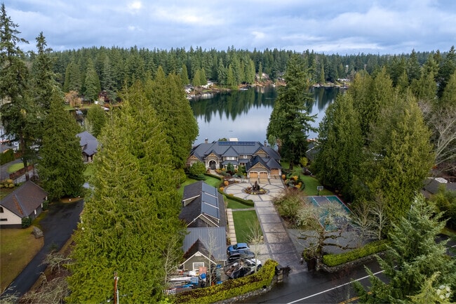 There are large estates with private lake access on Long Lake in Sammamish.