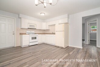 Building Photo - 9825 El Cameno Ln