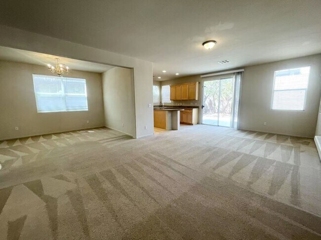 Building Photo - Wonderful 2-story house located on the sou...