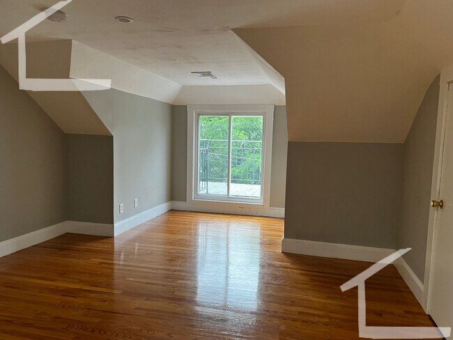 Foto del edificio - Charming 6 Bedroom Duplex