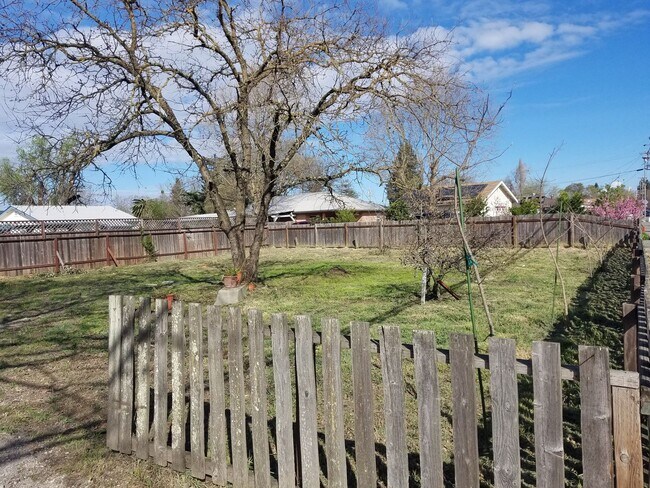 Building Photo - Old School Charm!  Huge Backyard!  Close t...