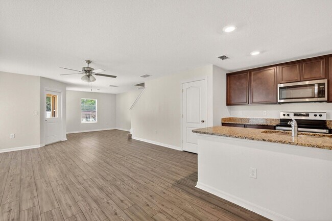 Foto del edificio - 3BR Townhome in Tavares with Open Floor Plan & Community Playground
