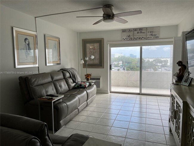 Foto del edificio - 220 Kings Point Dr