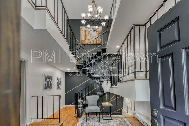 Foto del edificio - 303 Cervantes Cir