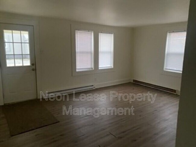 Building Photo - 5 W 9th St