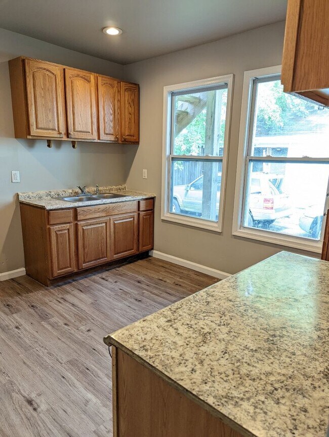 Building Photo - MOVE IN READY 3 Bedroom nestled in the Hea...