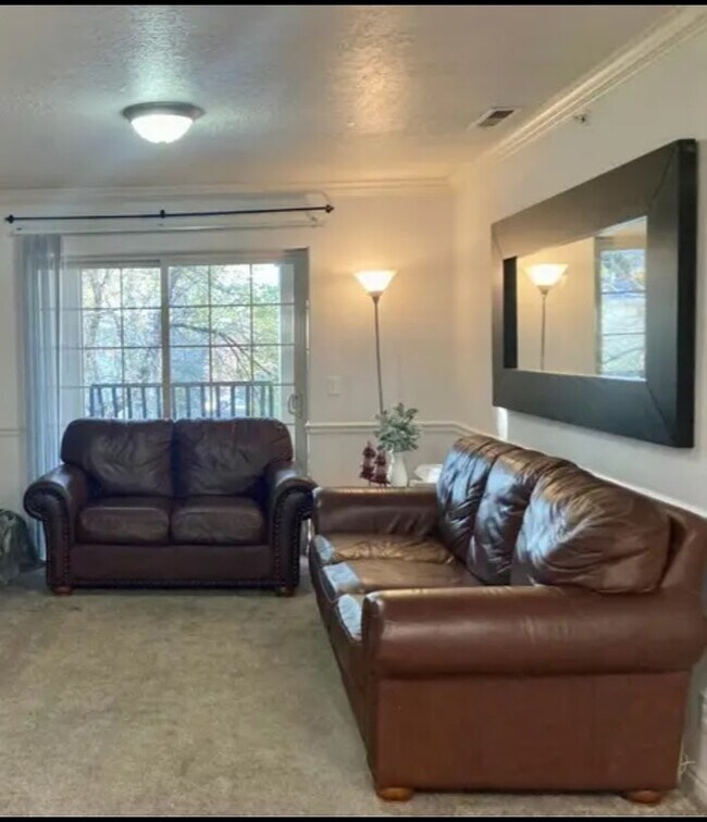 Sala de estar amueblada - 543 N University Ave