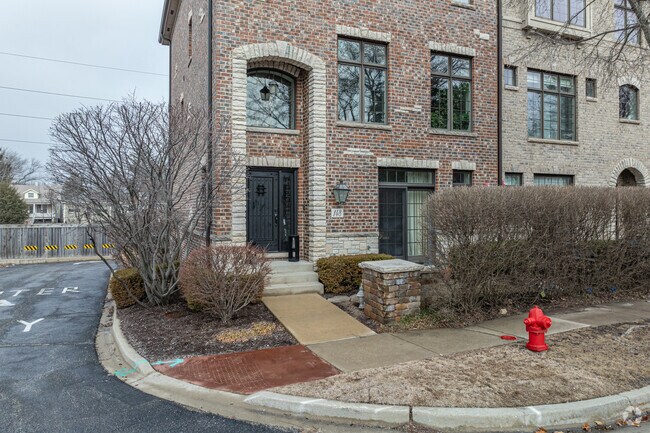 Entrada - 136 W Quincy Ave