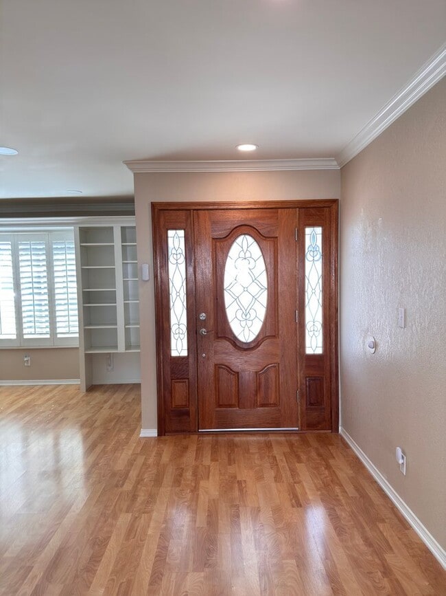 Building Photo - Updated 3-Bed Home with Oversized Garage & Huge Driveway