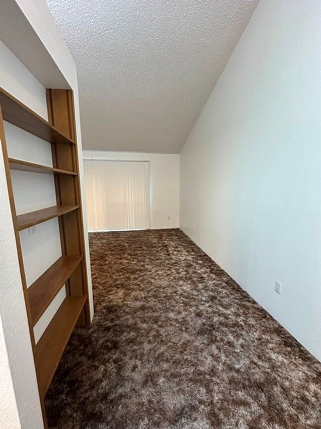 Building Photo - 2 Bedroom, 1 1/2 bath Townhome