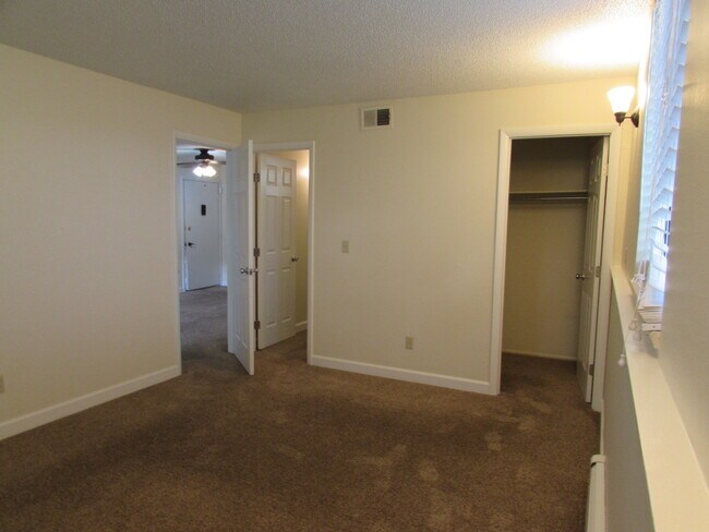 Foto del edificio - 3233 Lakeside Dr