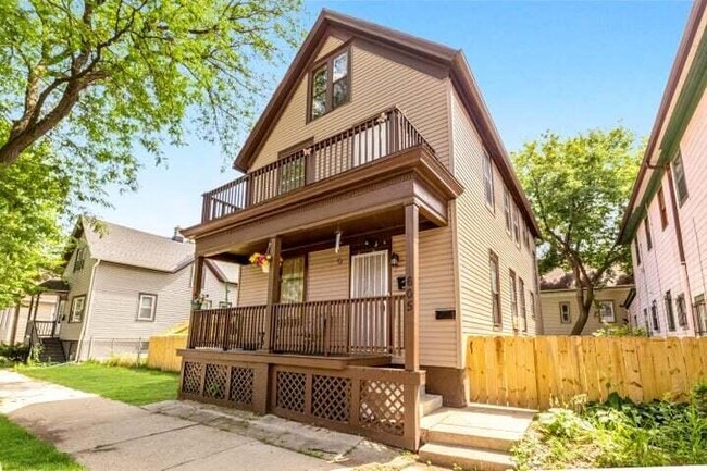 Building Photo - 605 E Wright St