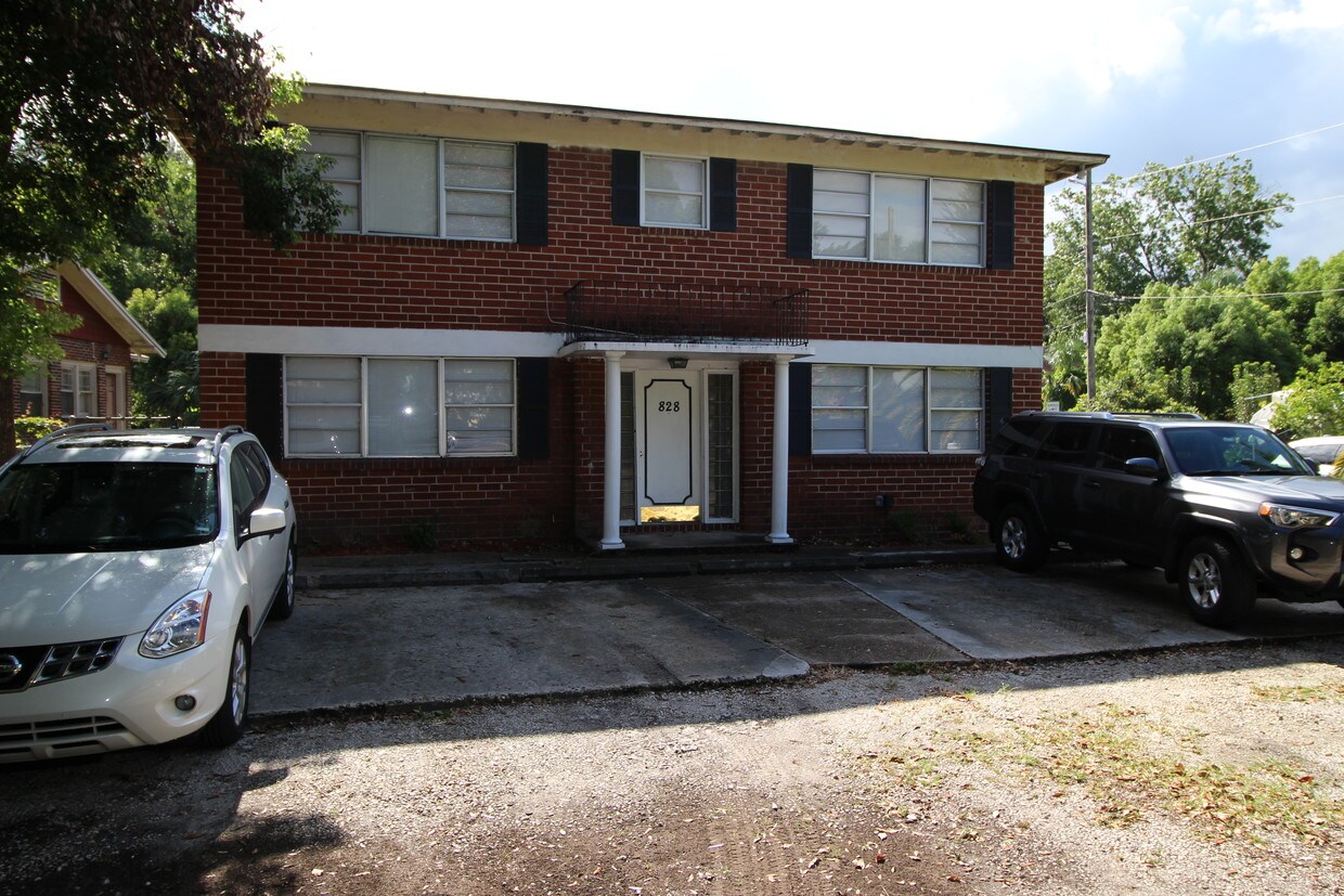 Parking lot - 828 Acosta St