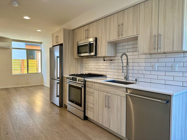 Building Photo - Beautiful 2 bed/2 Bath Townhouse w Rooftop...