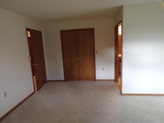 ARMARIO DELANTERO - 403 E Drake St