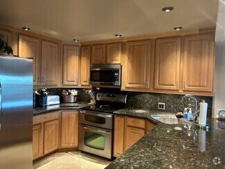Building Photo - 2801 N Palm Aire Dr