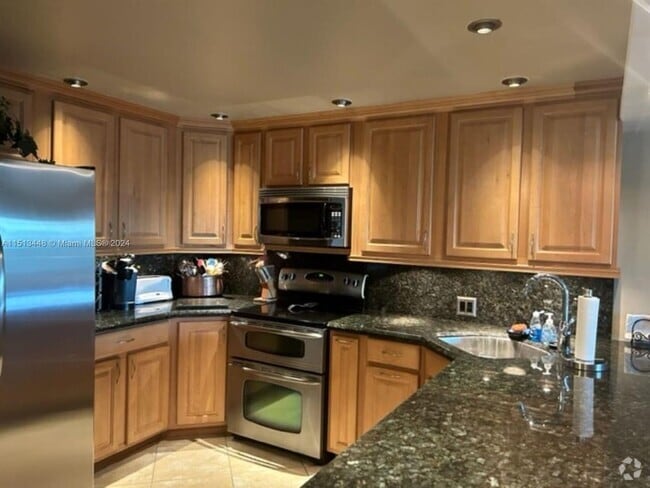 Building Photo - 2801 N Palm Aire Dr