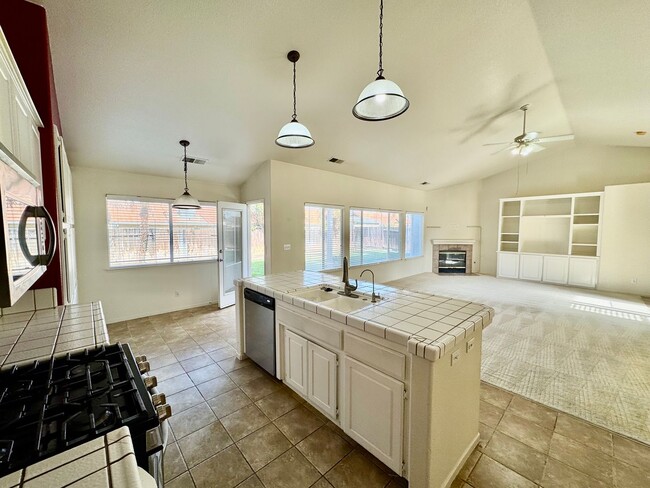 Building Photo - Beautiful 3 bed 2.5 bath home with SOLAR a...