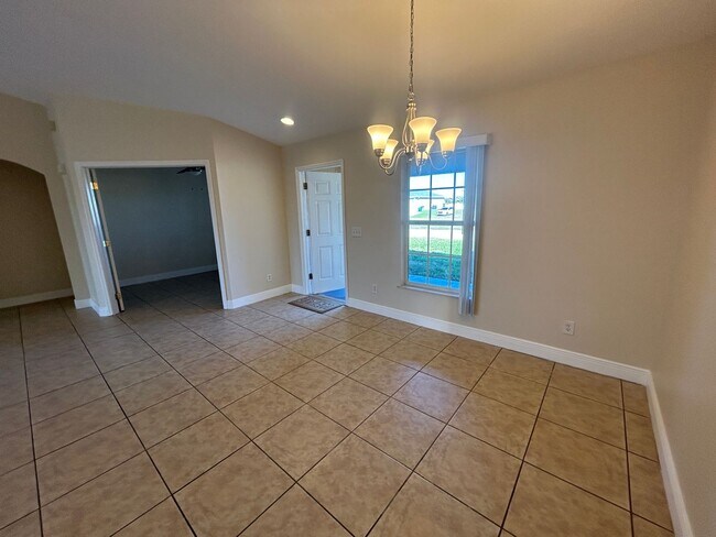 Foto del edificio - 1900 Kismet Pkwy W