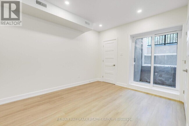 Building Photo - 958 Fisher Ave