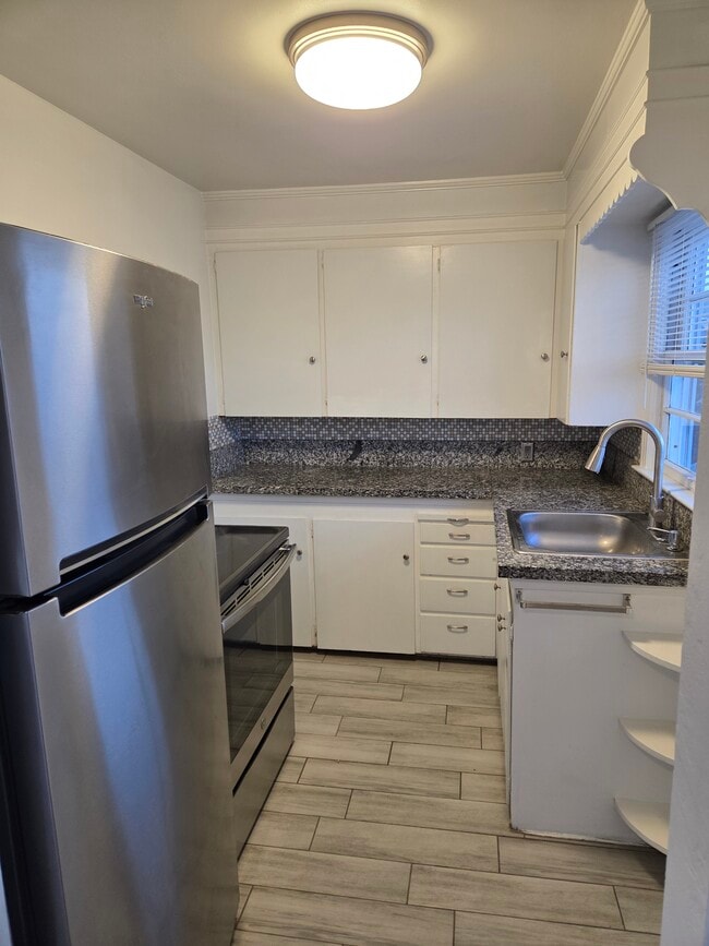 Building Photo - 849 Roberts St