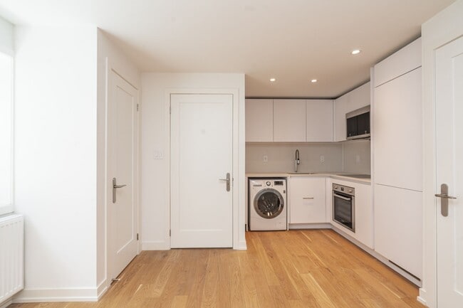 Building Photo - 28 Balmoral Ave