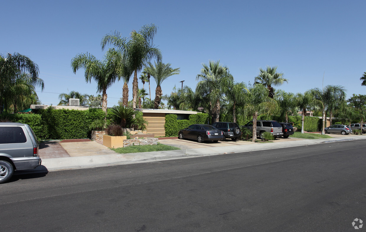 Primary Photo - 860 E Chuckwalla Rd
