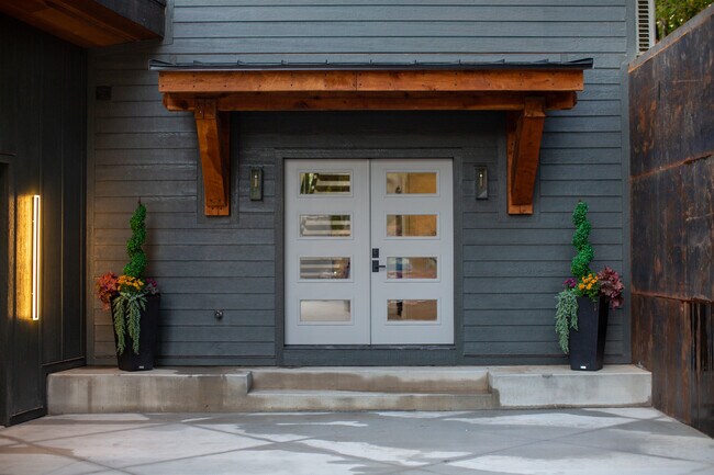 Building Photo - 279 E Lakeview Dr