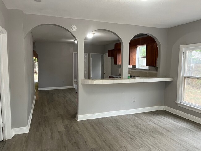 Building Photo - Remodeled 4/2 Home For Rent