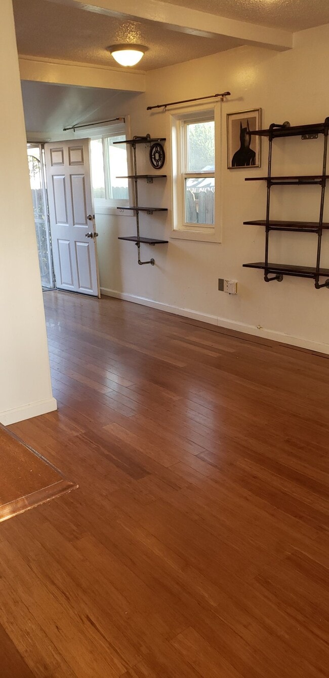 Foto del edificio - 2409 Elmgrove St