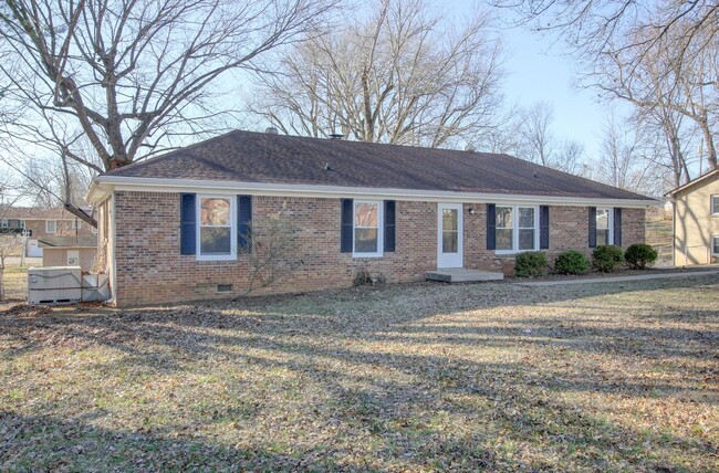 Building Photo - Three Bedroom Home Close to Ft. Campbell