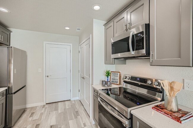 Building Photo - 3 bedroom - Date St