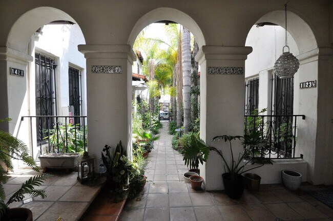 Foto del edificio - 1417 S Crescent Heights Blvd