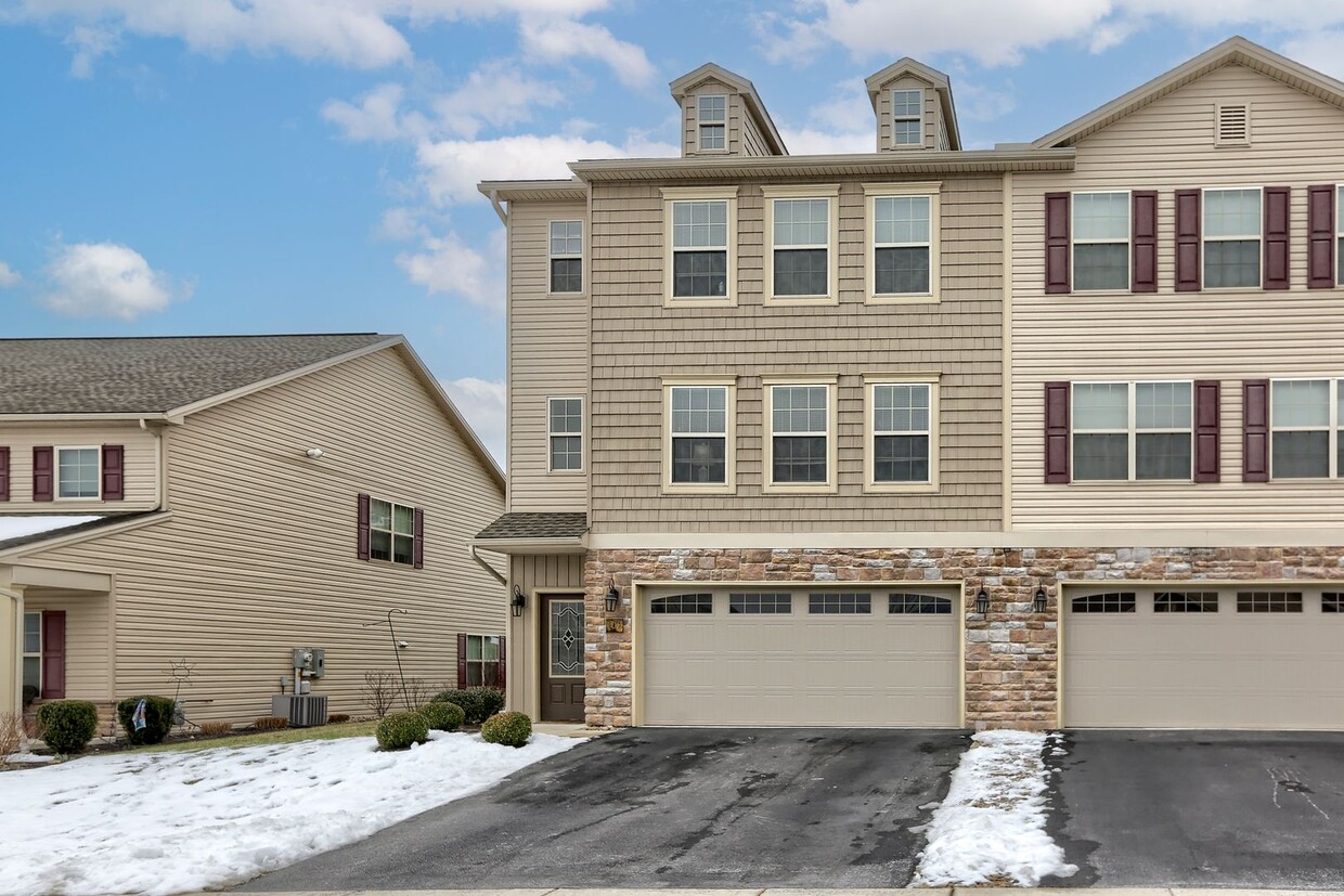 Primary Photo - 4 bedroom townhome