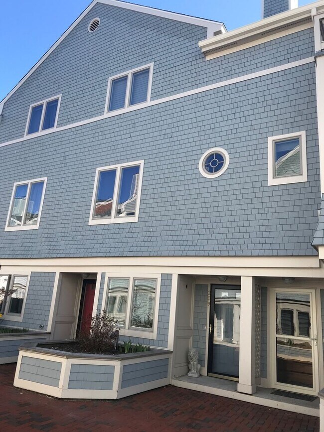 Foto del edificio - 211 Chandler’s Wharf-Portland: Water views...