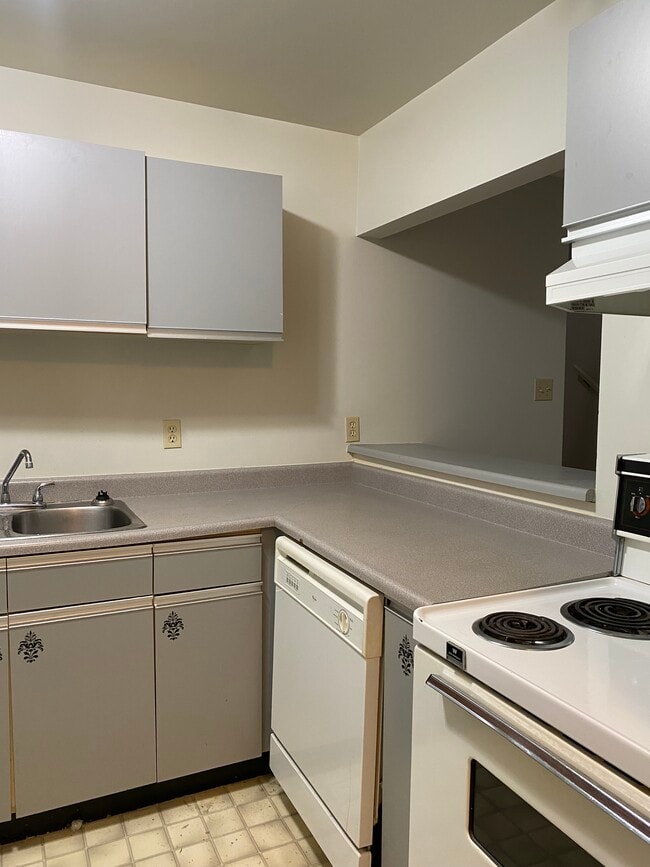 Building Photo - Loft-Style Condo with 2 Bedrooms – Availab...