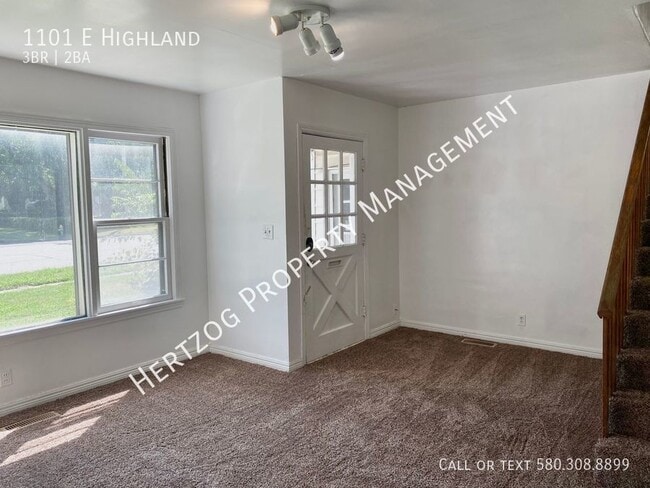 Building Photo - 3 Bedroom 2 bathroom home with 2 living ar...